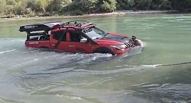Tunceli'de Munzur Çayı'na uçan araç ekipler tarafından çıkarıldı