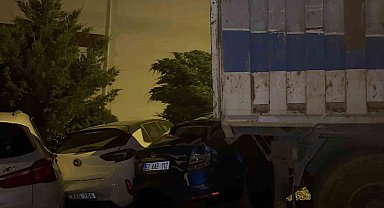 Tunceli'de park halinde freni patlayan kamyon, 5 araca zarar verdi