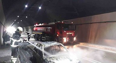 Tünel içinde alevlere teslim olan otomobil kullanılamaz hale geldi