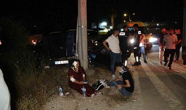Tur aracıyla çarpışan Tofaş'taki 3 kişi yaralandı