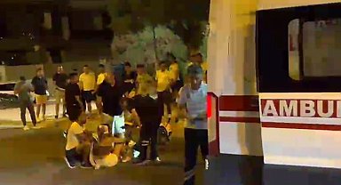 Turistleri taşıyan transfer aracı turistin kullandığı motosiklete çarptı