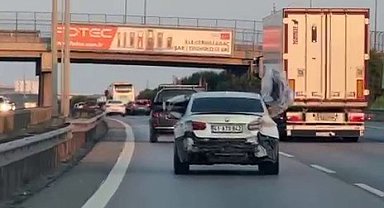 Tuzla'da ilginç görüntü: Otomobilin tamponunu arka koltukta taşıdı