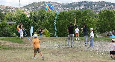 Uçurtmalar babalar için havalandı