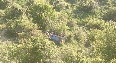 Uçurumdan aşağı düşen patpatta 3 kişi yaralandı