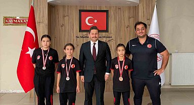 Ulukışla'nın küçük kız güreşçileri Türkiye Şampiyonası'nda tarih yazdı