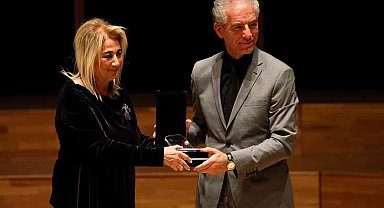 Uluslararası İzmir Festivali açılışında Ege Üniversitesine plaket