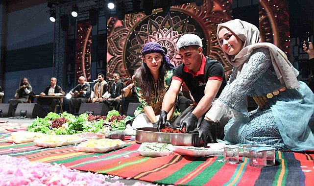 Urfa'nın siyah gülü ile Isparta'nın pembe gülü buluştu