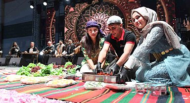 Urfa'nın siyah gülü ile Isparta'nın pembe gülü buluştu