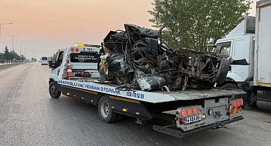 Uşak'ta otomobil park halindeki kamyona çarptı:1 ölü