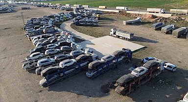 Uzak Doğu'dan getirilen yüzlerce ikinci el araç tırlarla Suriye'ye taşınıyor