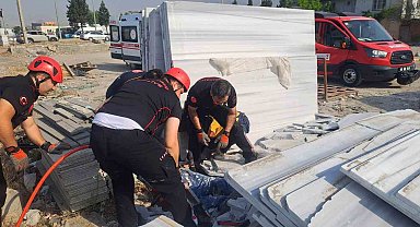 Üzerlerine mermer devrilen işçilerden biri hayatını kaybetti