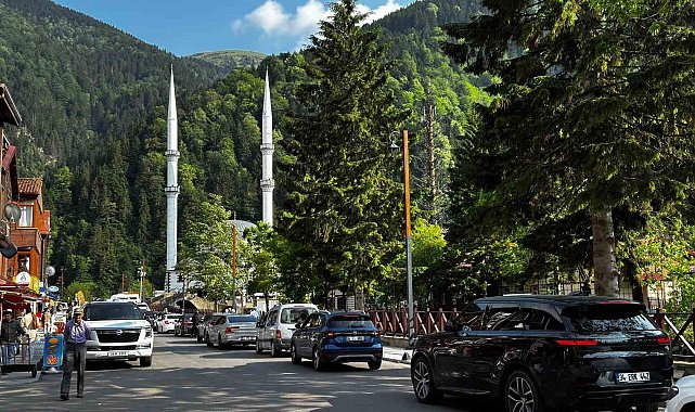 Uzungöl'de bayram yoğunluğu: Binlerce turist akın etti
