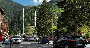 Uzungöl'de bayram yoğunluğu: Binlerce turist akın etti