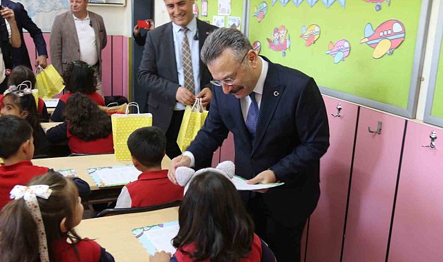 Vali Aksoy, öğrencilerin karne sevincine ortak oldu