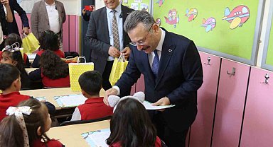 Vali Aksoy, öğrencilerin karne sevincine ortak oldu