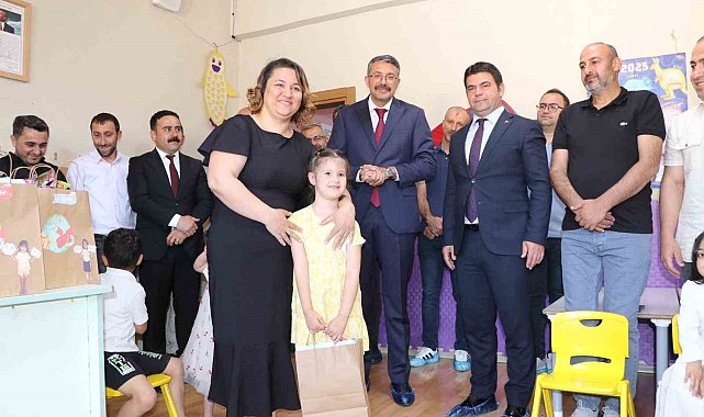 Vali Çelik, karne heyecanına ortak oldu