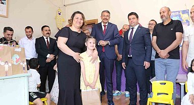 Vali Çelik, karne heyecanına ortak oldu