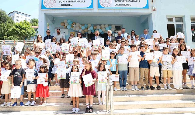 Vali Hacıbektaşoğlu öğrencilere karnelerini verdi
