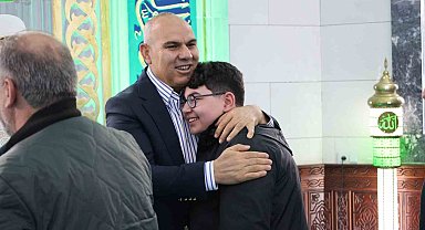 Vali Koç bayram namazında vatandaşlarla buluştu