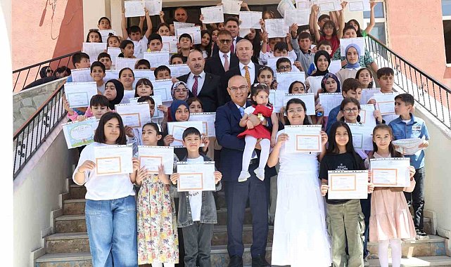 Vali Koç öğrencilerin karne heyecanına ortak oldu