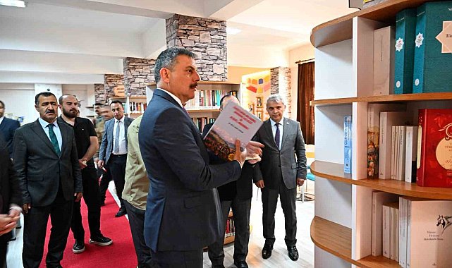 Vali Mustafa Çiftçi, kütüphanede kitapları bizzat kendisi raflara dizdi