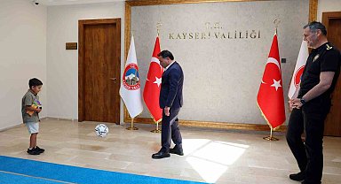 Vali ve emniyet müdürü şehit çocuğuyla futbol oynadı