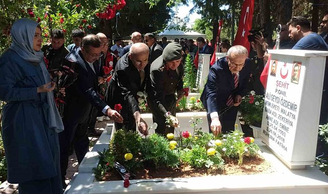 Vali Yavuz ve protokol şehitliği ziyaret etti