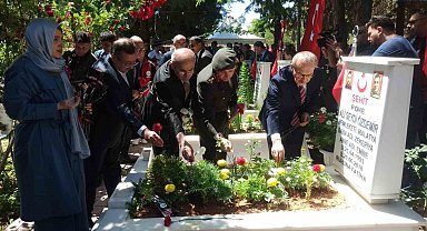 Vali Yavuz ve protokol şehitliği ziyaret etti