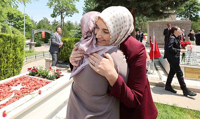 Vali Yiğitbaşı ve protokolden şehitlikleri bayram ziyareti