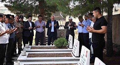 Vali Zorluoğlu, Dürümlü şehitlerinin mezarına ziyarette bulundu