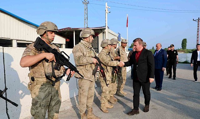 Validen görev başındaki personele bayram ziyareti