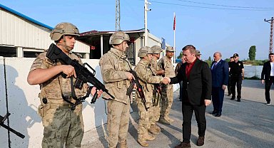 Validen görev başındaki personele bayram ziyareti