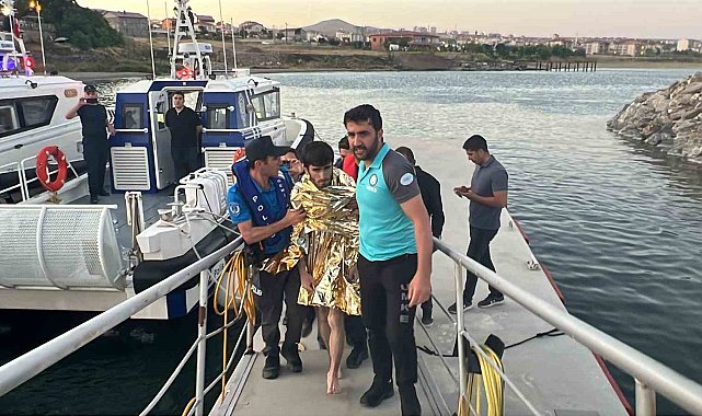 Van Gölü'nde akıntıya kapılan genç kurtarıldı