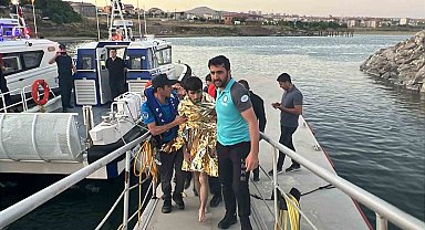 Van Gölü'nde akıntıya kapılan genç kurtarıldı