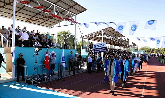 Van YYÜ'de mezuniyet coşkusu