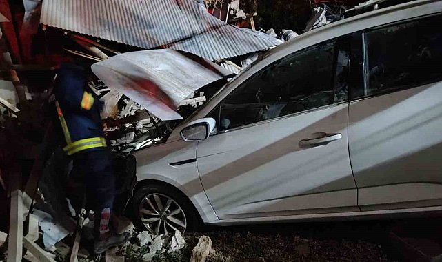 Van'da otomobil duvara çarptı: 1 yaralı