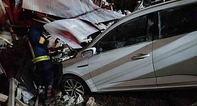 Van'da otomobil duvara çarptı: 1 yaralı