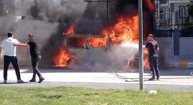 Van'da park halindeki minibüs alev alev yandı