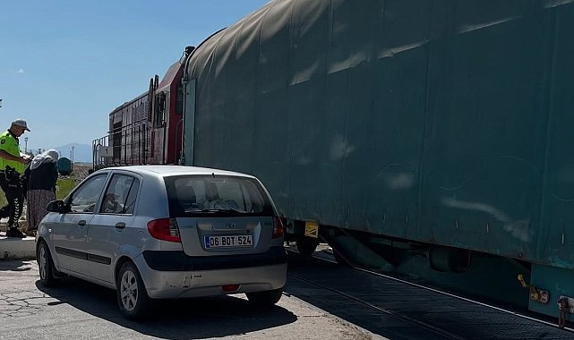 Van'da tren hemzemin geçitte otomobile çarptı: 1 hafif yaralı