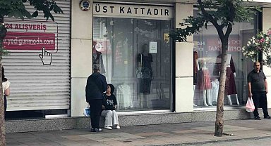 Vatandaşlar yağmurdan kaçmak için saçakların altına sığındı