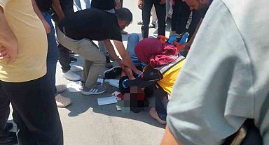 Vatandaşlar yerdeki yaralıyı güneşten korumak için dondurma şemsiyesi kullandı