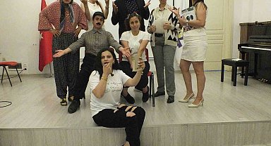 Velilerin kurduğu "Çocuklar Derse Biz Sahneye" topluluğu sahnelediği "Ah Şu Gençler" adlı oyunla büyük beğeni topladı.