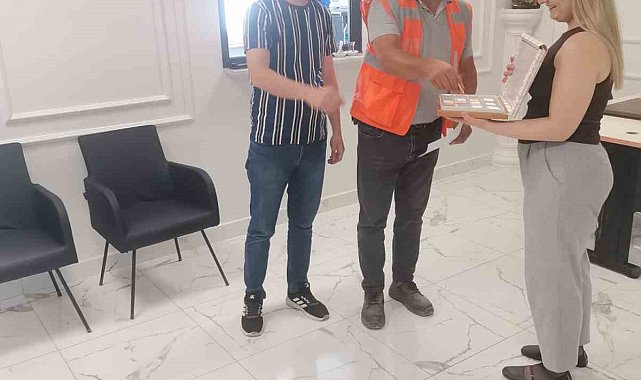 Vergi borcunu ödemeye gelen mükelleflere çikolatalı karşılama