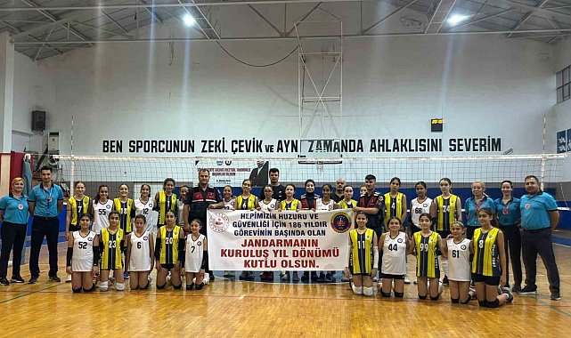 Voleybolcular, jandarmayı unutmadı