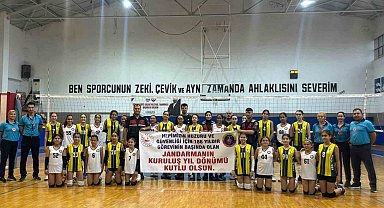 Voleybolcular, jandarmayı unutmadı