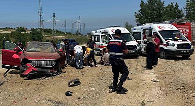 Yalova'da Togg marka otomobil 4 metre yükseklikten yola uçtu: 2 yaralı