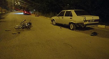 Yalvaç'ta park halindeki araca çarpan 17 yaşındaki motosiklet sürücüsü ağır yaralandı