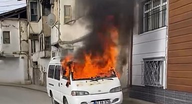Yanan minibüs alev topuna döndü