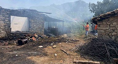 Yangında hem taştan yaptığı evini hem de biriktirdiği 80 bin lirayı kaybetti