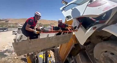 Yaralı sürücü kepçe ile kurtarıldı